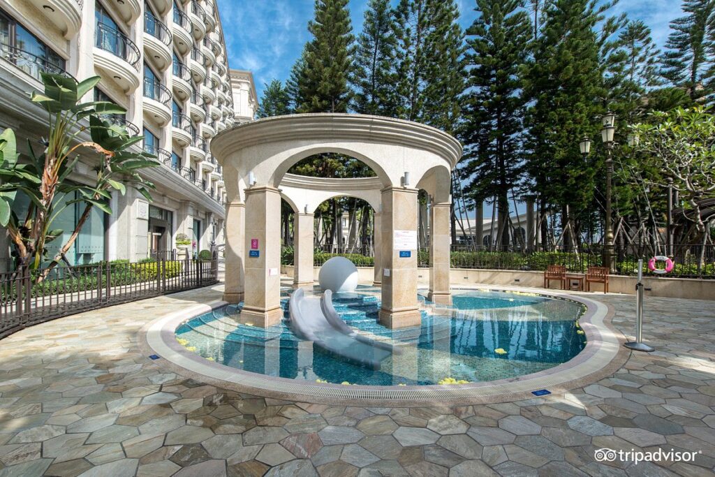 round pool with circular column structure 