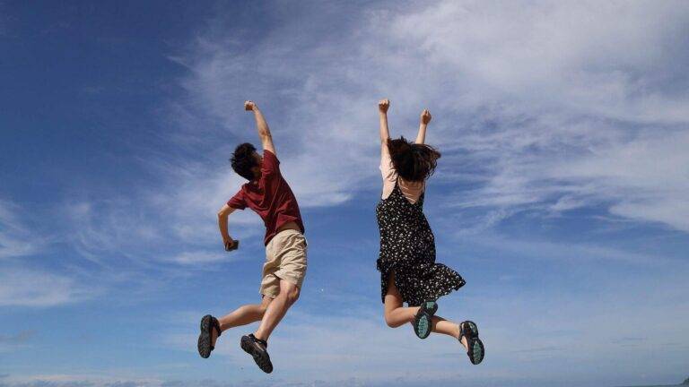 man and woman jumping pixabay