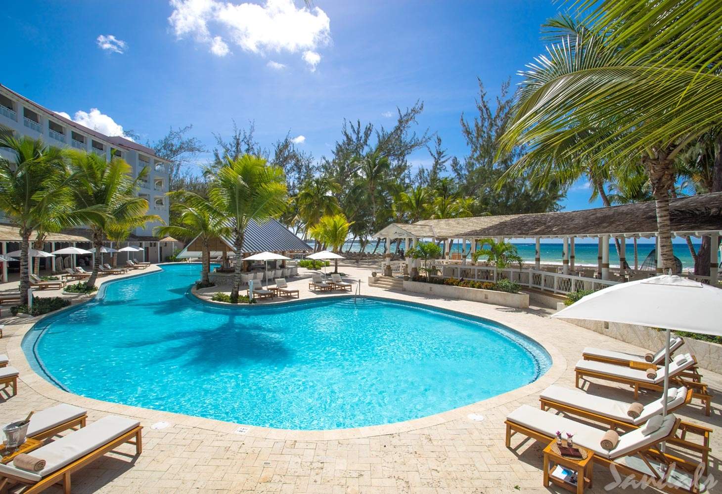 round resort pool
