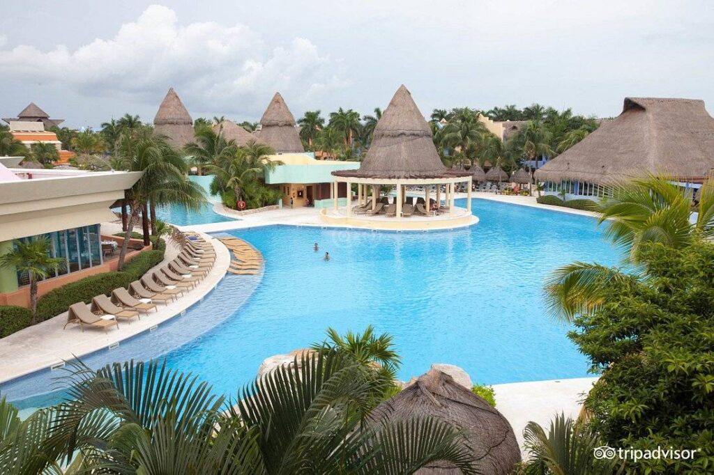 irregular shaped resort pool