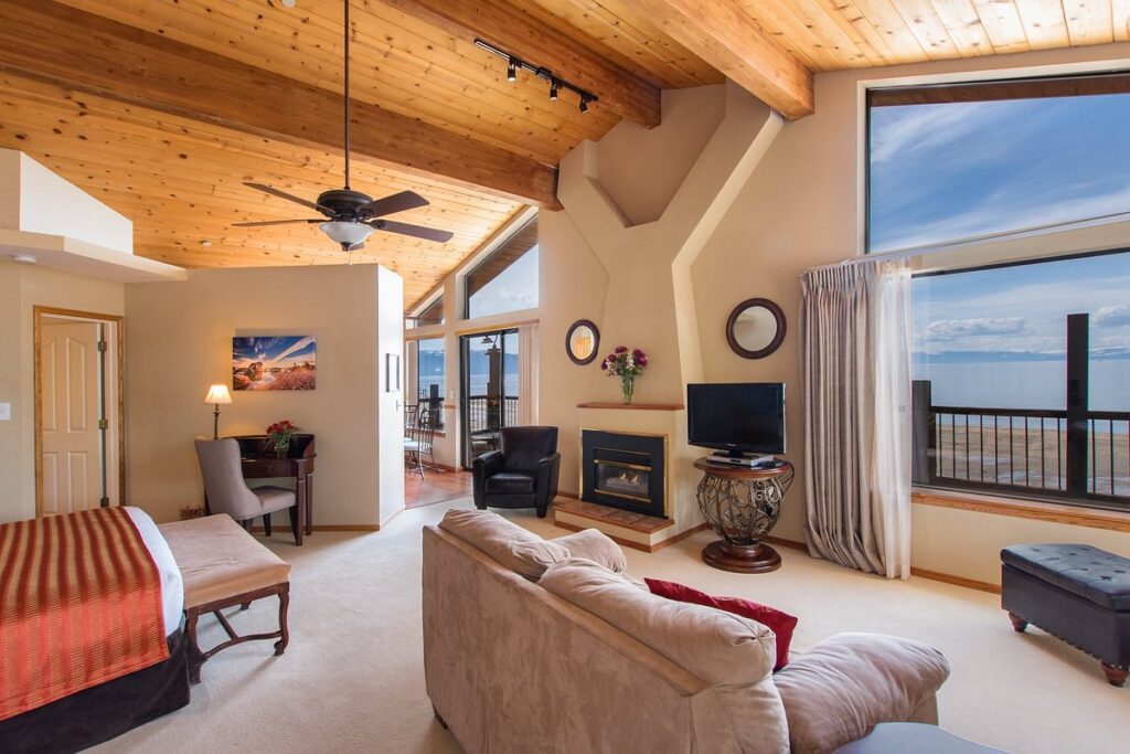 high ceiling resort room with ceiling fan