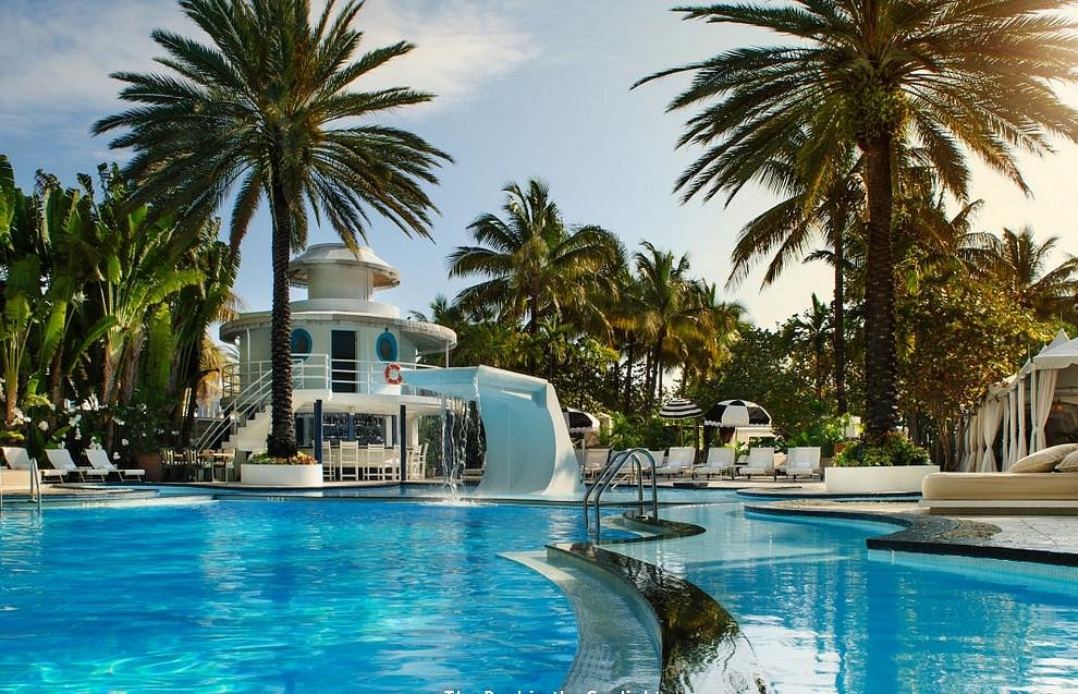 Raleigh Hotel pool with structure in the middle