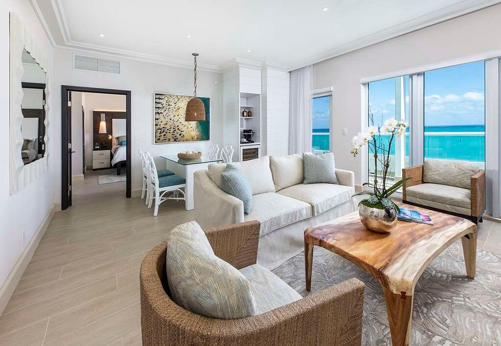 The Palms Hotel & Spa luxury resort suite