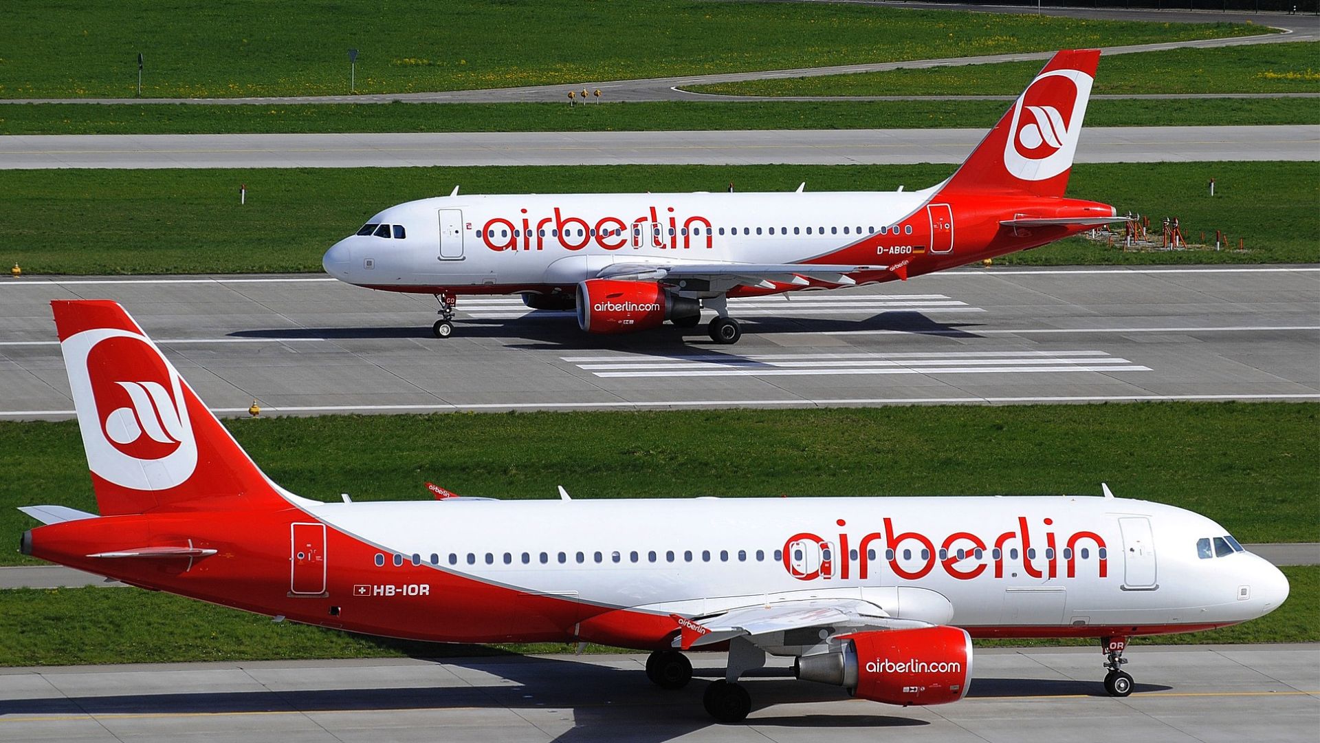 2 airplanes on runway